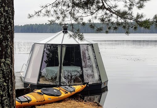 Airopari Oy AuroraHut-viikonloppu veden päällä kelluen Konnevesi