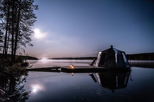 Airopari Oy Koko perheen viikonloppuloma mökkirannassa AuroraHut- igluveneessä Konnevesi