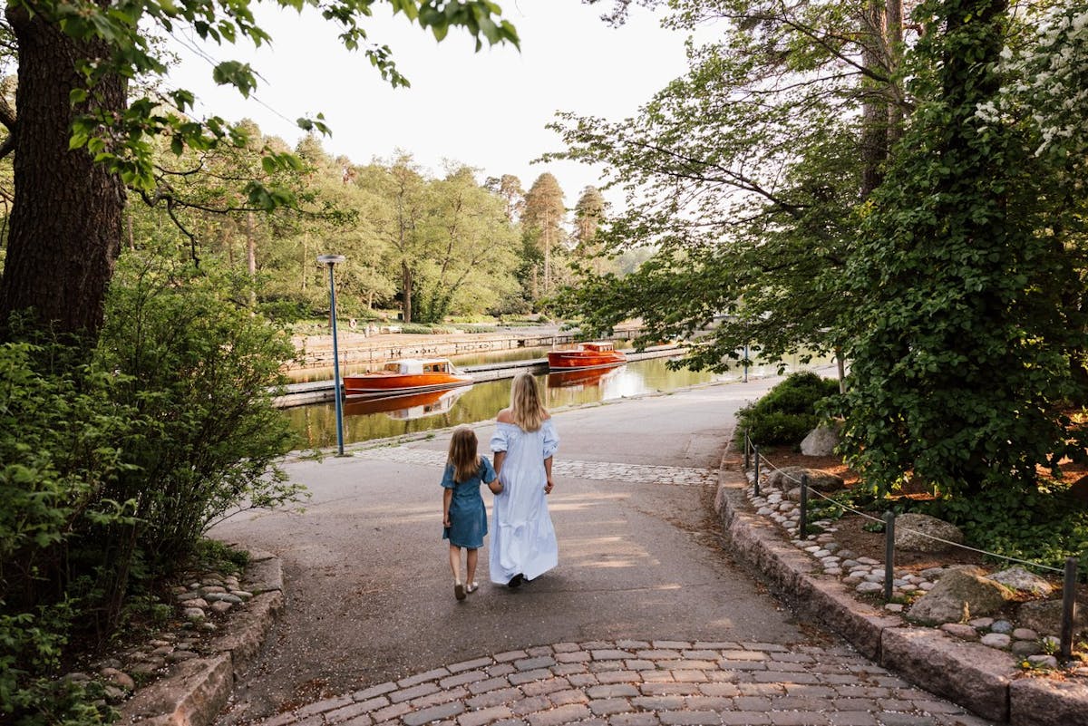 Sapokan vesipuisto, äiti ja tytär kävelyllä.