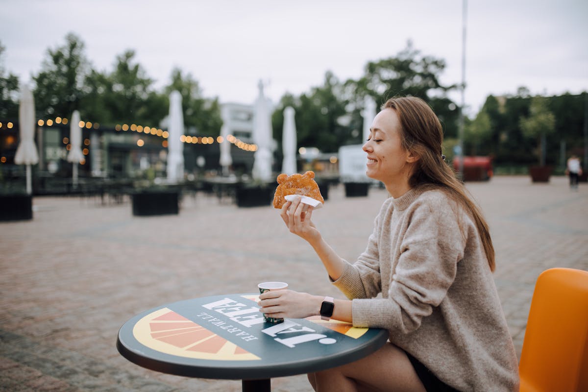 Nainen syömässä possoa Kotkan torilla.