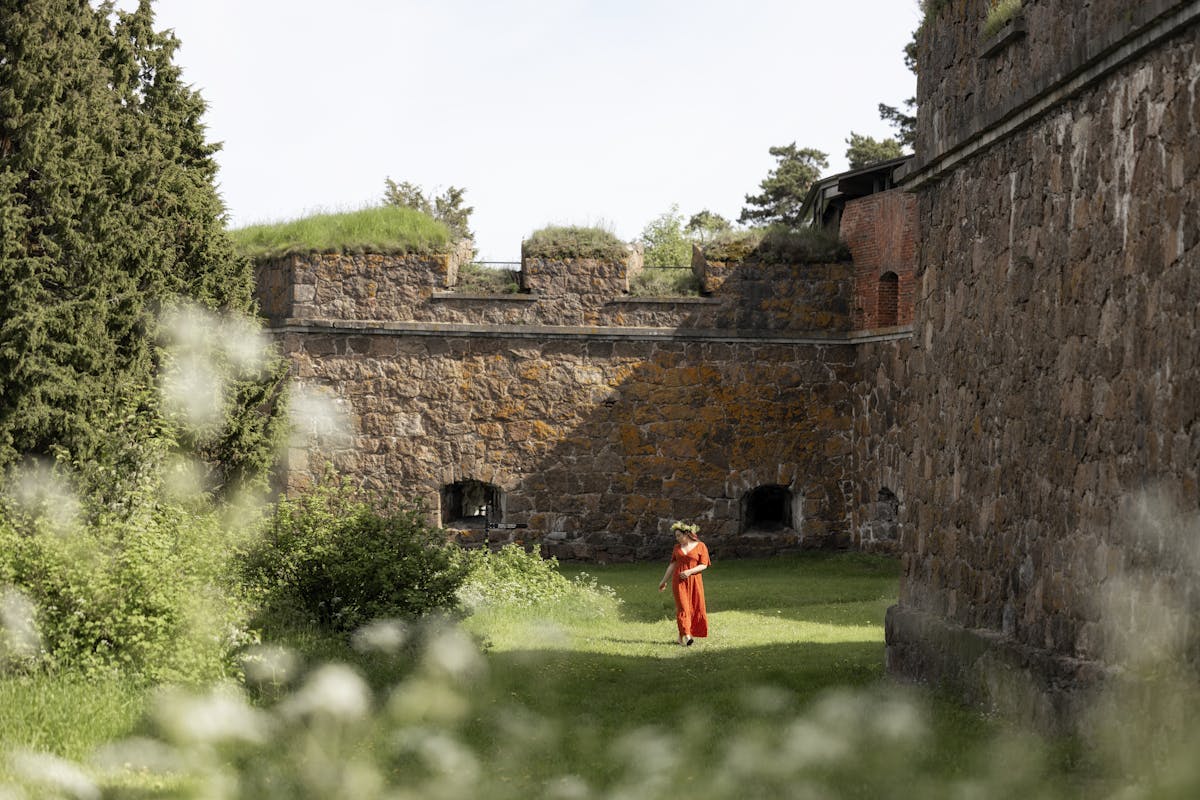 Svartholmin linnoituksen keskellä nainen.
