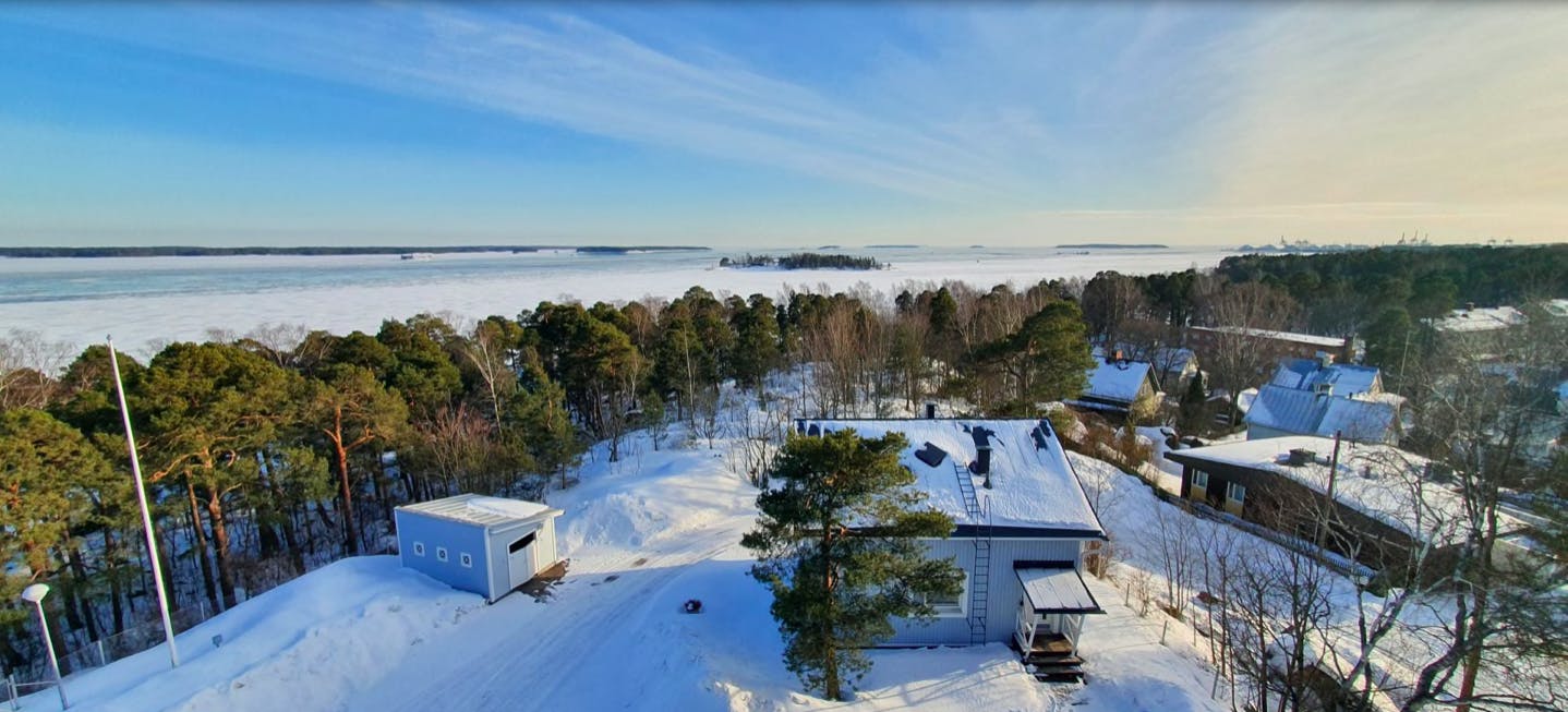 Gasthaus Vanha-Merivartioasema ilmasta kuvattuna.